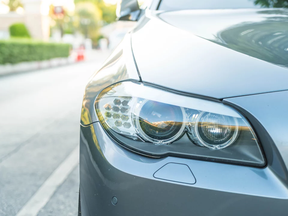 por qué pulir los faros del coche es importante