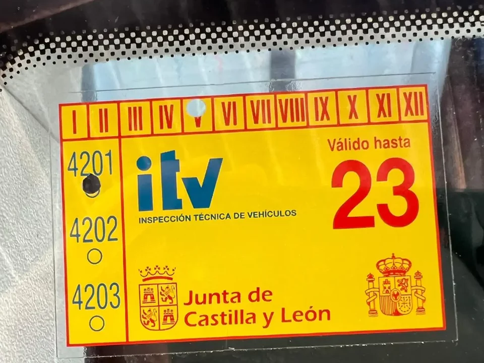 Requisitos esenciales para pasar la ITV y conseguir la etiqueta distintiva acreditativa